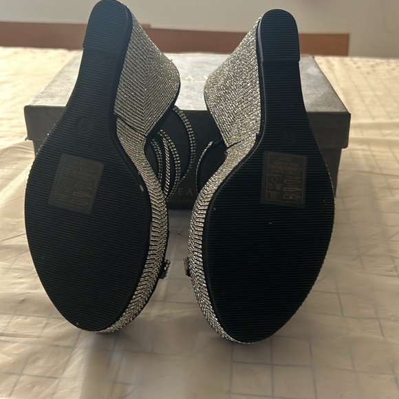 Azalea Wang Cosmo Black - Picture 5 of 5